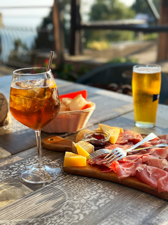Alpe Giumello: Guida completa per una gita o weekend in montagna unico 28 Aperitivo Ristoro Genio