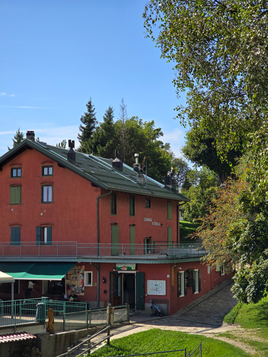 Alpe Giumello: Guida completa per una gita o weekend in montagna unico 31 Capanna Vittoria Giumello