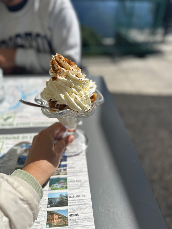 Alpe Giumello: Guida completa per una gita o weekend in montagna unico 27 Mangiare alla Capanna Vittoria Giumello