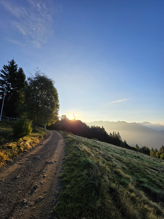 Alpe Giumello: Guida completa per una gita o weekend in montagna unico 62 Gita in Montagna