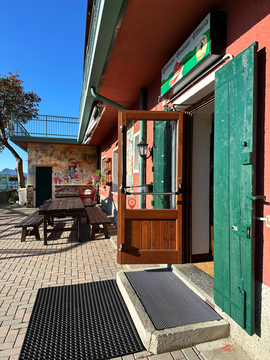 Alpe Giumello: Guida completa per una gita o weekend in montagna unico 36 Rifugio dove dormire in Valsassina
