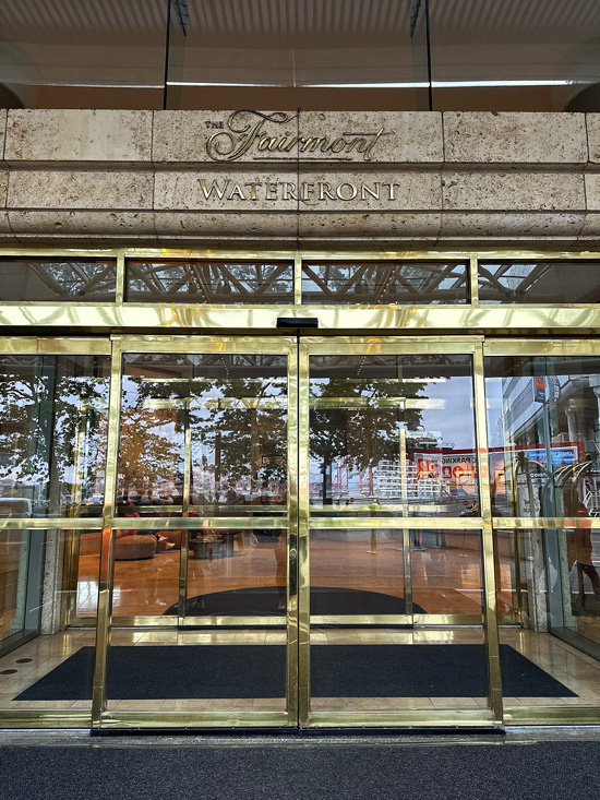Fairmont Waterfront Vancouver: eleganza classica nel cuore della città 6 FairmontWaterfront Vancouver ingresso