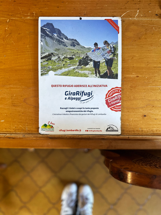 Alpe Giumello: Guida completa per una gita o weekend in montagna unico 35 Rifugi e Alpeggi della Lombardia