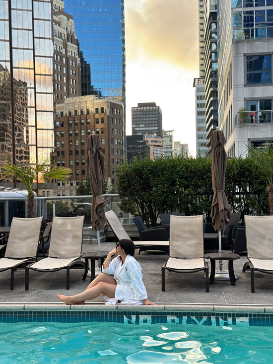 Fairmont Waterfront Vancouver: eleganza classica nel cuore della città 15 Piscina Fairmont Waterfront Vancouver