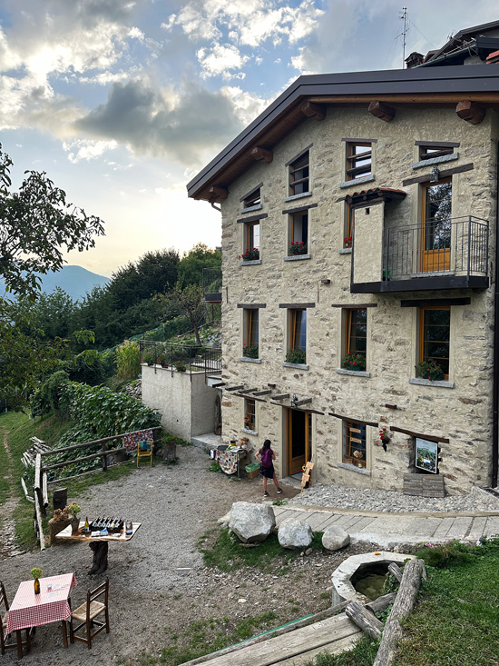 Alpe Giumello: Guida completa per una gita o weekend in montagna unico 56 Aperitivo da Indovino