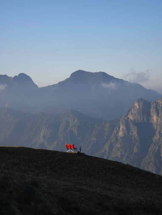 Alpe Giumello: Guida completa per una gita o weekend in montagna unico 17 Panchina gigante bellissima