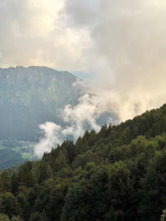 Alpe Giumello: Guida completa per una gita o weekend in montagna unico 8 Valsassina Lombardia