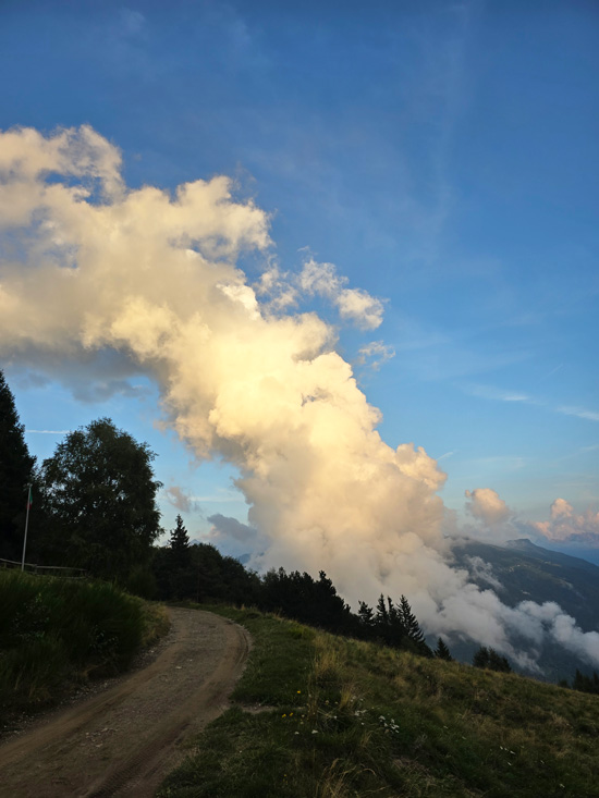 Alpe Giumello: Guida completa per una gita o weekend in montagna unico 4 Sentieri facili in Montagna