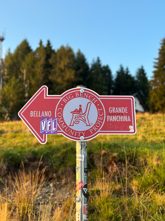 Alpe Giumello: Guida completa per una gita o weekend in montagna unico 19 Panchina gigante di Bellano