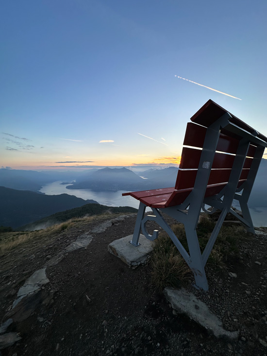 Alpe Giumello: Guida completa per una gita o weekend in montagna unico 16 Panchina gigante con vista più nella