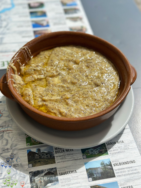 Alpe Giumello: Guida completa per una gita o weekend in montagna unico 22 Dove mangiare a Giumello