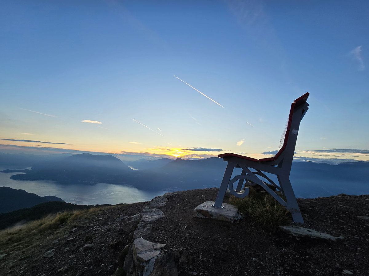 Alpe Giumello: Guida completa per una gita o weekend in montagna unico 11 Panchina gigante Lombardia