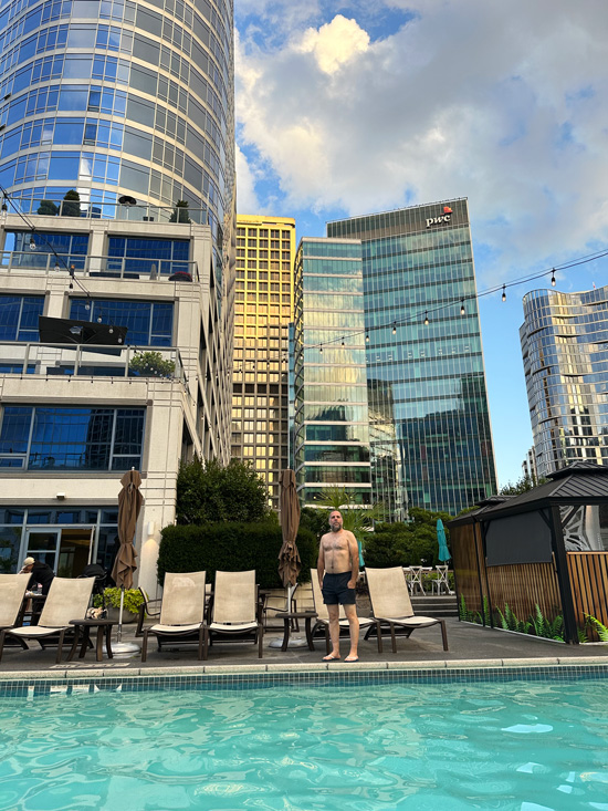 Fairmont Waterfront Vancouver: eleganza classica nel cuore della città 17 Hotel con piscina riscaldata