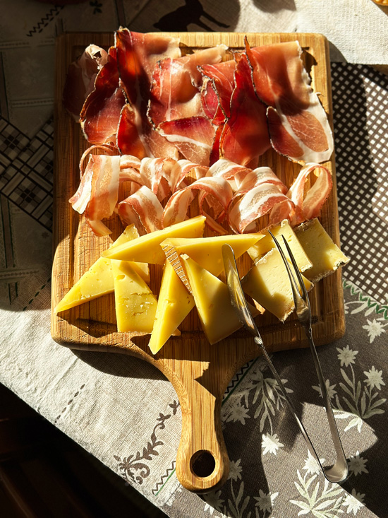 Alpe Giumello: Guida completa per una gita o weekend in montagna unico 45 Tagliere di salumi e formaggi