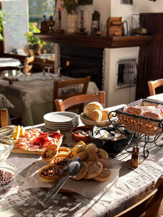 Alpe Giumello: Guida completa per una gita o weekend in montagna unico 41 Capanna Vittoria Alpe Giumello colazione