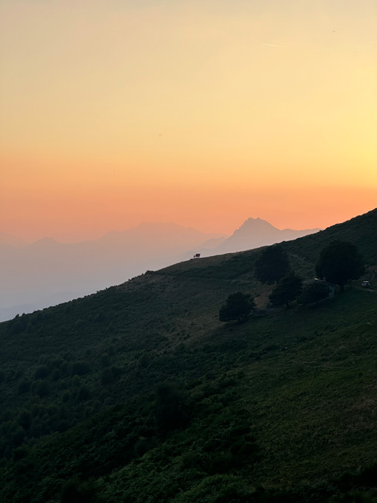 Alpe Giumello: Guida completa per una gita o weekend in montagna unico 20 Panchina gigante con vista lago di Como