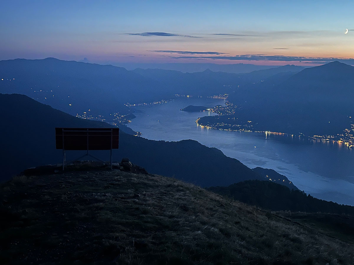 Alpe Giumello: Guida completa per una gita o weekend in montagna unico 21 Vista nottuna sul Lago di Como dalla Panchina gigante di Bellano