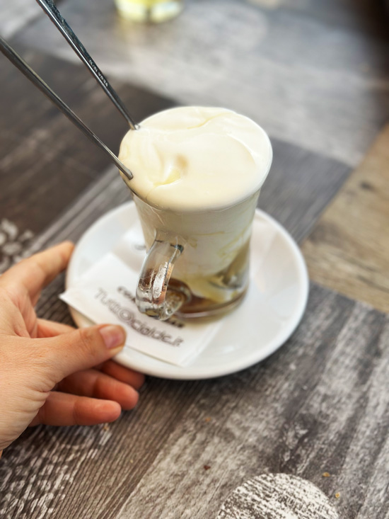 Alpe Giumello: Guida completa per una gita o weekend in montagna unico 29 Yogurt con miele e castagne
