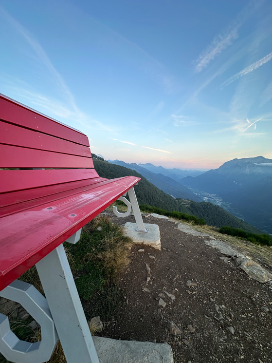 Alpe Giumello: Guida completa per una gita o weekend in montagna unico 13 Panchina gigante Valsassina