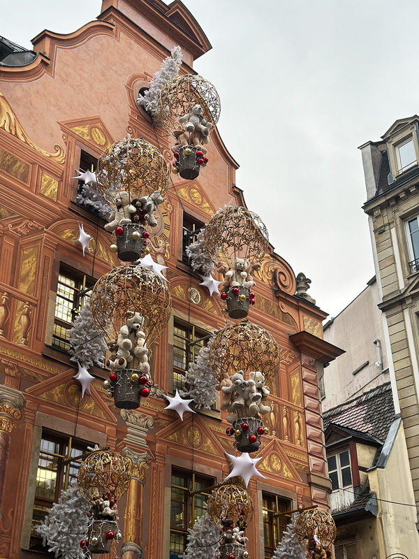 Cosa vedere in Alsazia a Natale: itinerario alternativo tra mercatini di Natale, vino e alloggi insoliti 44 Palazzi con orsetti Francia