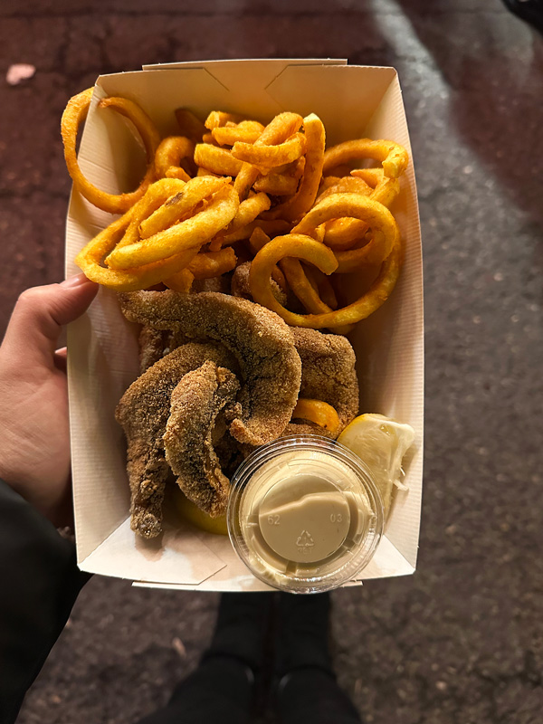 Cosa vedere in Alsazia a Natale: itinerario alternativo tra mercatini di Natale, vino e alloggi insoliti 94 Fish and chips con carpa tipico del Sud dell'Alsazia