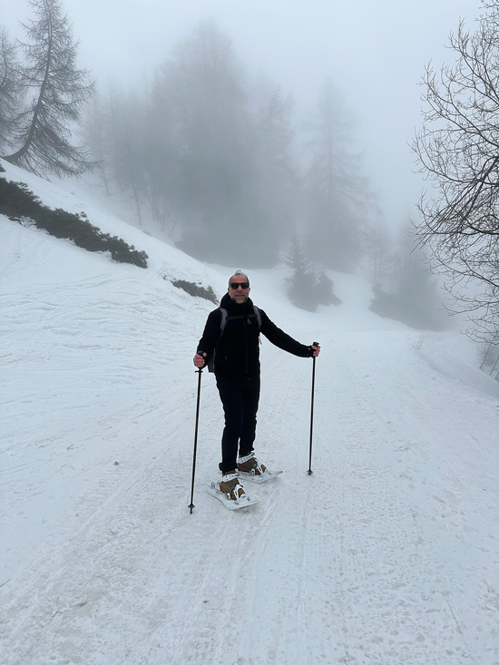 Cosa fare a Crans-Montana: guida completa alla cittadina nel cuore delle Alpi Svizzere 9 Ciaspolare in montagna