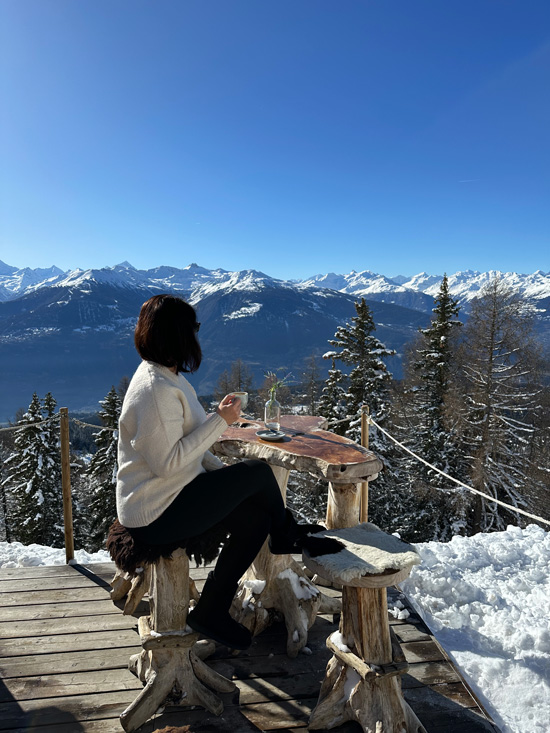 Cosa fare a Crans-Montana: guida completa alla cittadina nel cuore delle Alpi Svizzere 6 Colazione con vista in Montagna