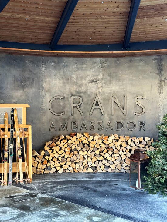 Cosa fare a Crans-Montana: guida completa alla cittadina nel cuore delle Alpi Svizzere 10 Crans Ambassador
