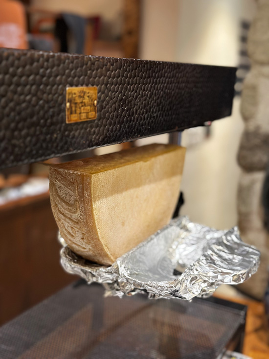 Cosa fare a Crans-Montana: guida completa alla cittadina nel cuore delle Alpi Svizzere 38 Come si prepara la raclette