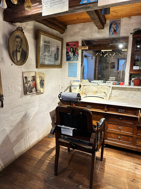 Ecomuseo d’Alsazia: il museo a cielo aperto più grande di Francia è un villaggio fiabesco bellissimo 20 Ricostruzione di un negozio di barbiere
