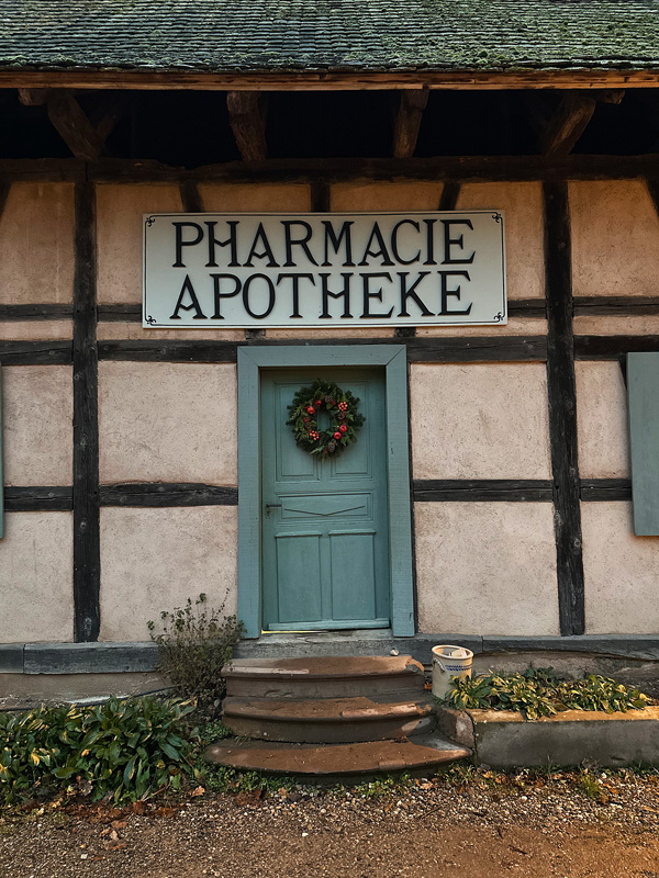 Ecomuseo d’Alsazia: il museo a cielo aperto più grande di Francia è un villaggio fiabesco bellissimo 22 La vecchia farmacia