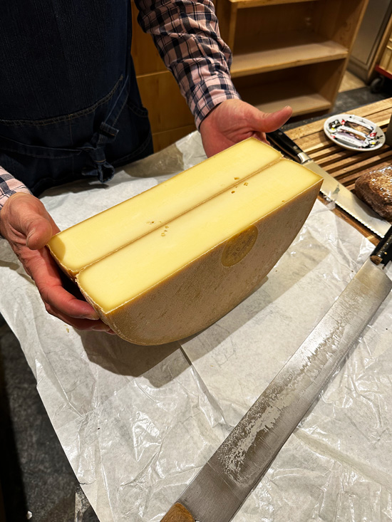 Cosa fare a Crans-Montana: guida completa alla cittadina nel cuore delle Alpi Svizzere 39 Accademia della raclette