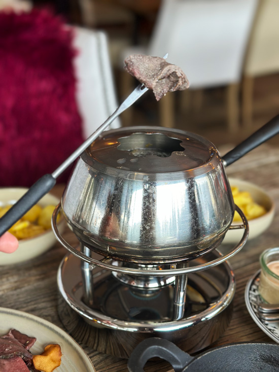 Cosa fare a Crans-Montana: guida completa alla cittadina nel cuore delle Alpi Svizzere 53 Ristorante tipico vallesano