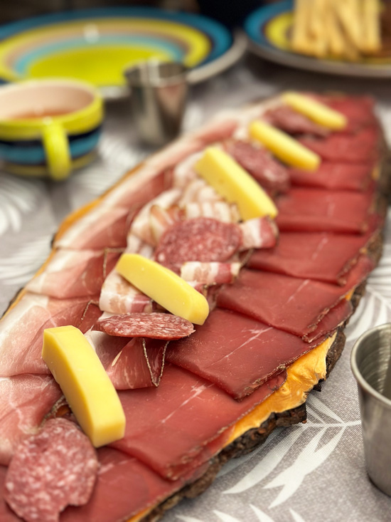 Cosa fare a Crans-Montana: guida completa alla cittadina nel cuore delle Alpi Svizzere 28 Tagliere con prodotti del Vallese