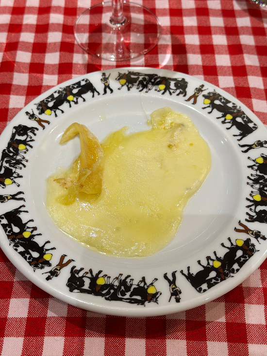 Cosa fare a Crans-Montana: guida completa alla cittadina nel cuore delle Alpi Svizzere 42 Degustazione di Raclette Svizzera