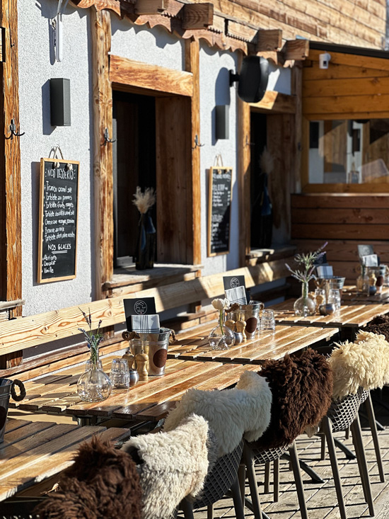 Cosa fare a Crans-Montana: guida completa alla cittadina nel cuore delle Alpi Svizzere 51 Mangiare in montagna in un rifugio