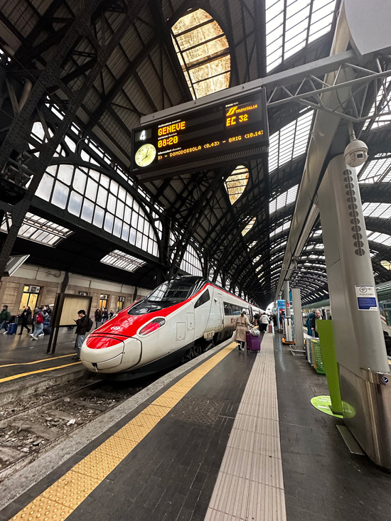 Cosa fare a Crans-Montana: guida completa alla cittadina nel cuore delle Alpi Svizzere 3 Treni per la Svizzera