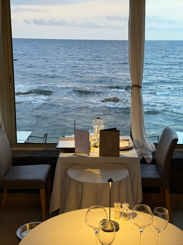 Cosa vedere a Saint Tropez: glamour, spiagge, tappe gourmet e dintorni sorprendenti 31 Ristorante romantico sul mare