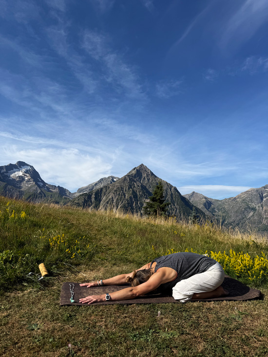 Vacanze in montagna: 15 motivi per scegliere Les Deux Alpes in estate 41 Yoga in montagna con vista